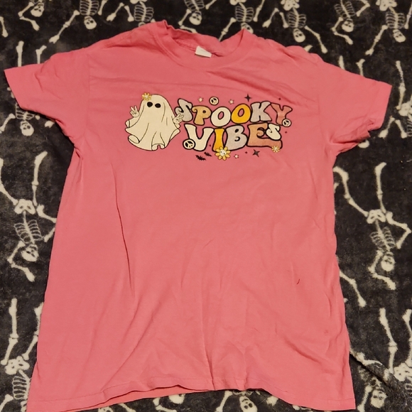 💀Gildan Pink 'Spooky Vibes' WomensTee - Picture 1 of 3